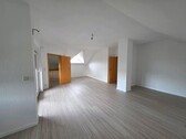 W01JPG - 3,5-Zimmer-DG-Wohnung, 102 m² - 1.290,00&nbsp;EUR Kaltmiete, ca.&nbsp; 120,00&nbsp;m&sup2;&nbsp;Wohnfl&auml;che