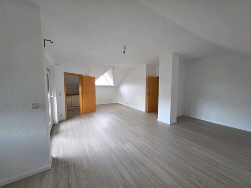 W01JPG - 3,5-Zimmer-DG-Wohnung, 102 m² - 1.290,00&nbsp;EUR Kaltmiete, ca.&nbsp; 120,00&nbsp;m&sup2;&nbsp;Wohnfl&auml;che
