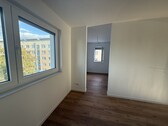 Schlafzimmer mit Blick auf den Ankleidebereich - 