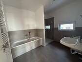 Bad mit Wanne und Dusche - 