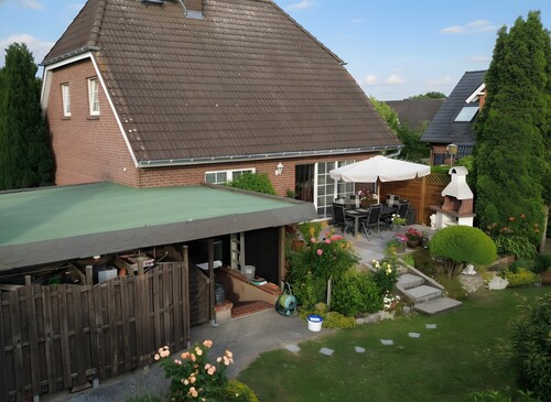 Carport hinten und Terrasse - 5 Zimmer Einfamilienhaus in Neverin