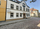 Fassade mit Eingang - Starkn innere Werte! - 470.000,00&nbsp;EUR Kaufpreis, ca.&nbsp; 413,29&nbsp;m&sup2;&nbsp;Wohnfl&auml;che