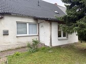 Fassade - DHH in schönem Wohngebiet - 135.000,00&nbsp;EUR Kaufpreis, ca.&nbsp; 120,00&nbsp;m&sup2;&nbsp;Wohnfl&auml;che