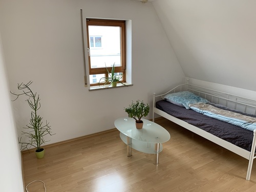 Zimmer - Helles Zimmer im eigenen Stockwerk (2er WG)