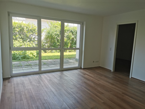 Wohnzimmer mit Blick zum Garten - 2.5 Zimmerwohnung mit 68,00 m&sup2; in Ilsfeld zur Miete