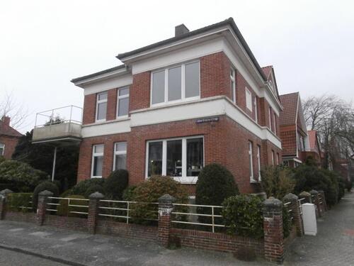 Ubbo-Emmius-Straße - Altbau-Oberwohnung (ohne Schrägen)-neu renoviert - in Norden