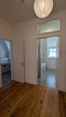 Flur mit Eingang zu den Bädern - 