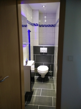 12 Gäste WC Flur - 