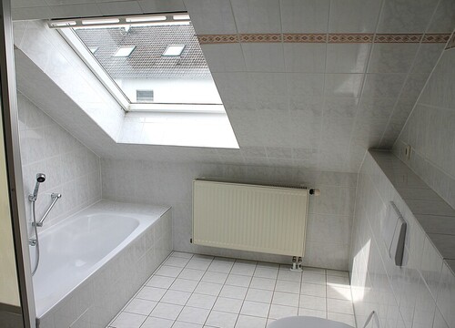 Bad - Dachgeschoßwohnung mit 84,00 m&sup2; in Johannesberg zur Miete