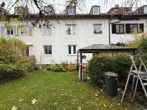 Hausansicht und Garten - 