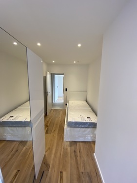 Zimmer 2: Eingang, Bett + Schrank - andere zur Miete in München