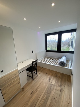 Zimmer 4: Schrank, Arbeitsbereich + Bett - 2 komfortable WG-Zimmer modern MUC Forstenried