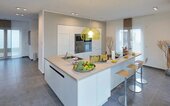 Offene Wohnküche mit Inseltheke - 5 Zimmer Villa in Großkrotzenburg