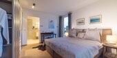 Helles Schlafzimmer mit Bad - 