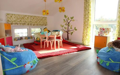 Helles Kinderzimmer mit Spielbereich - 