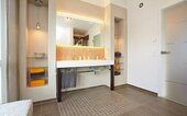 Modernes Bad mit Doppelwaschtisch - 