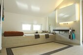 Modernes Bad mit LED-Spiegel - 7 Zimmer Mehrfamilienhaus, Wohnhaus in Heilbronn