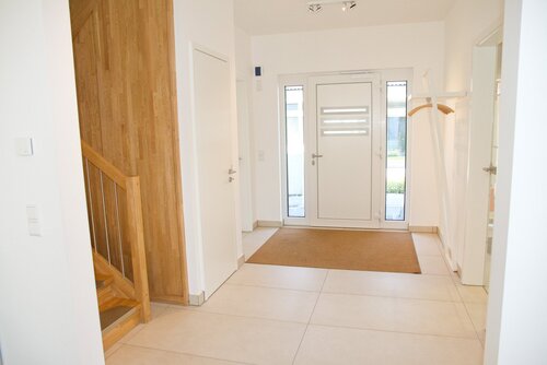 Heller Eingangsbereich allkauf - 3 Zimmer Doppelhaushälfte zum Kaufen in Renningen