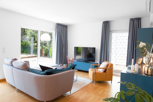 Wohnzimmer Couch grau Sessel orange - 
