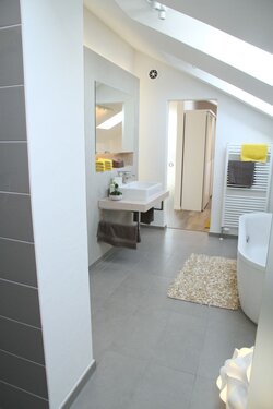 Modernes Badezimmer unterm Dach - 