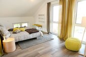 Helles Schlafzimmer mit Dachfenster - 