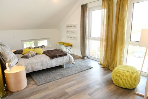 Helles Schlafzimmer mit Dachfenster - 
