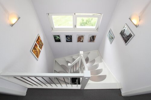 Moderne Treppe mit Kunstwerken - Doppelhaushälfte mit 204,00 m&sup2; in Welver zum Kaufen