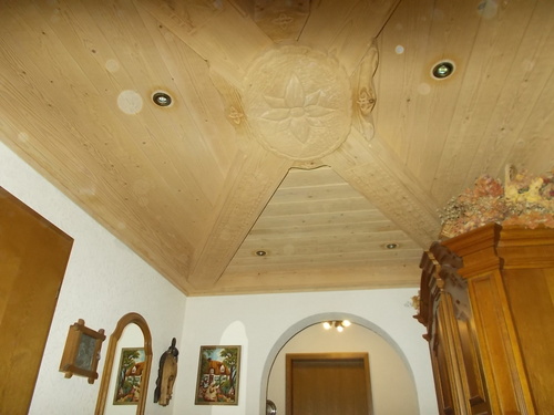 Flur EG mit aufwendig gestalteter Decke - 