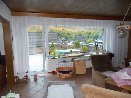 Wohnzimer EG mit Zugang zur 62 m² großen Terrasse - 