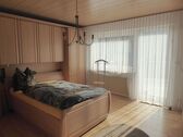 Schlafzimmer EG mit Zugang zur Terrasse - 