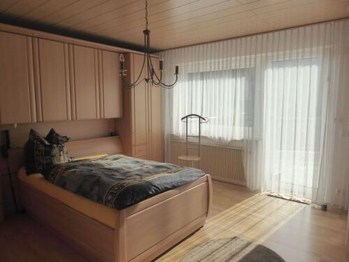 Schlafzimmer EG mit Zugang zur Terrasse - 