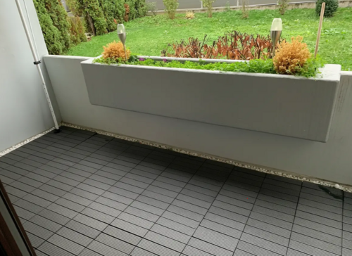 schöne große überdachte Terasse mit Blick in den Garten - 