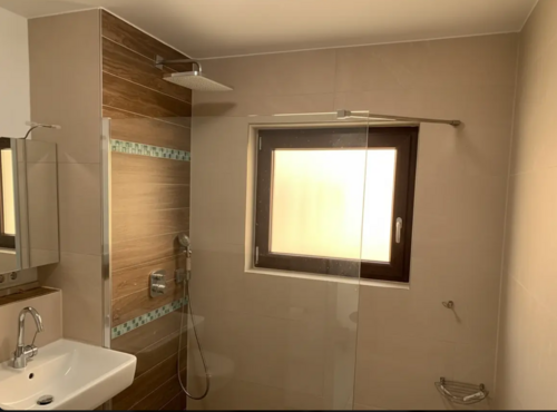 Bad mit großer Walkin Dusche und WC - 