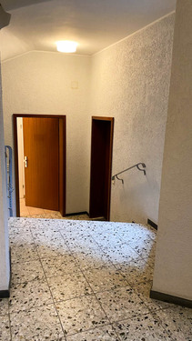 Treppenhaus mit Zugang zum Pkw-Stellplatz im Hof - 