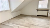Gemütliches Kinderzimmer mit neuem Laminatboden und Speicherzugang - 