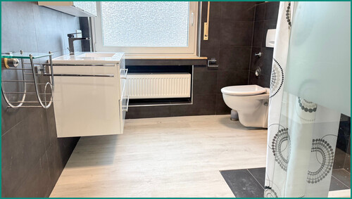 Modernes Badezimmer mit... - 