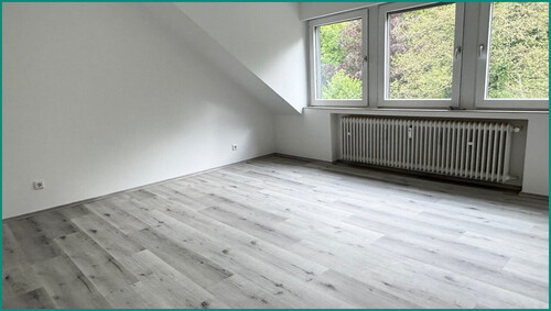Sehr viel Platz im hellen Schlafzimmer mit Blick ins Grüne - 
