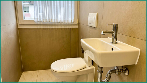Modernes Gäste-WC mit Fenster - 