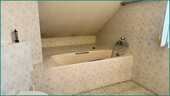 Großes Badezimmer mit Badewanne und - 