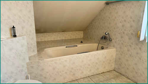 Großes Badezimmer mit Badewanne und - 