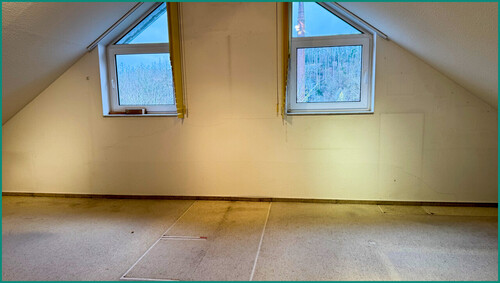 ...guter Belichtung durch zwei große Fenster und hoher giebeloffener Decke - 