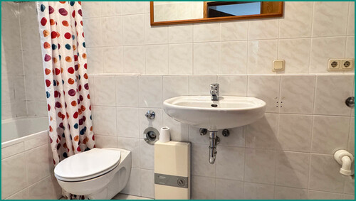 Bad mit Badewanne in der Einliegerwohnung - 