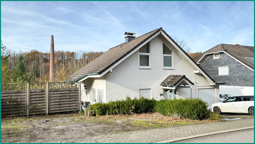 ... sowie weitere Pkw-Stellplätze neben dem Haus - Einfamilienhaus mit 161,34 m&sup2; in Radevormwald zum Kaufen