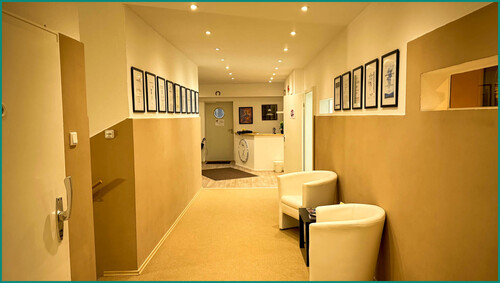 Eingangsflur mit Treppe zum Untergeschoss - andere in Remscheid / Honsberg zum Kaufen