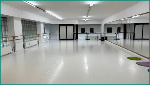 Moderner und heller Tanz- und Übungssaal - 