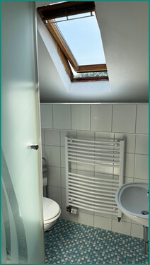 Hinteres Badezimmer mit Echtglasdusche - 