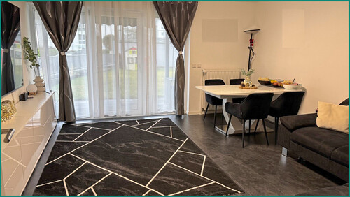 Wohn-Esszimmer mit Zugang zur Terrasse und dem Garten - 