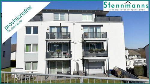 Hausansicht Rückseite mit Banner - MODERNE EIGENTUMSWOHNUNG MIT TERRASSE, GARTEN U. STELLPLATZ AM STADTZENTRUM VON RADEVORMWALD, PROVIS