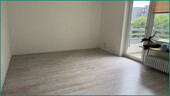 Großes Wohnzimmer mit Balkonzugang - 