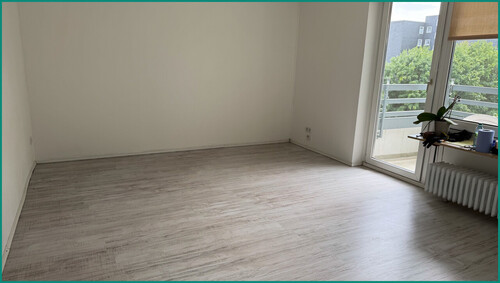Großes Wohnzimmer mit Balkonzugang - 